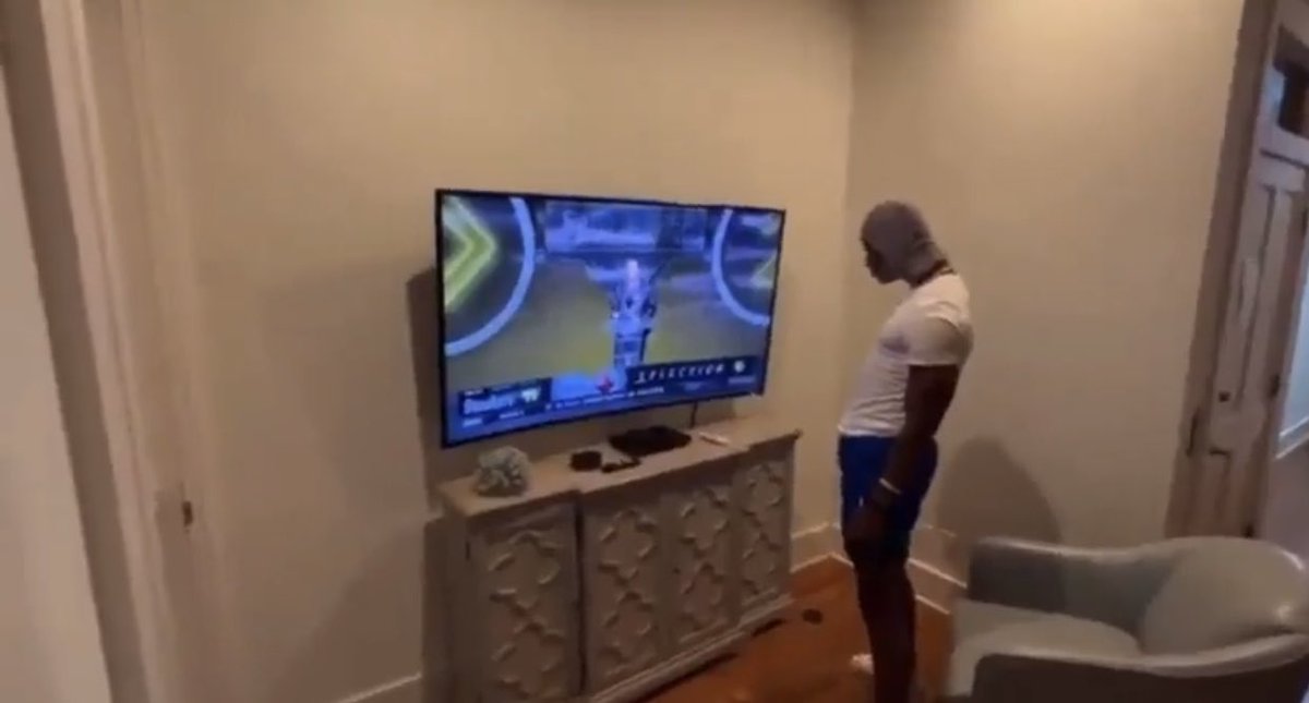 Pickens watching the Steelers not draft a QB for him