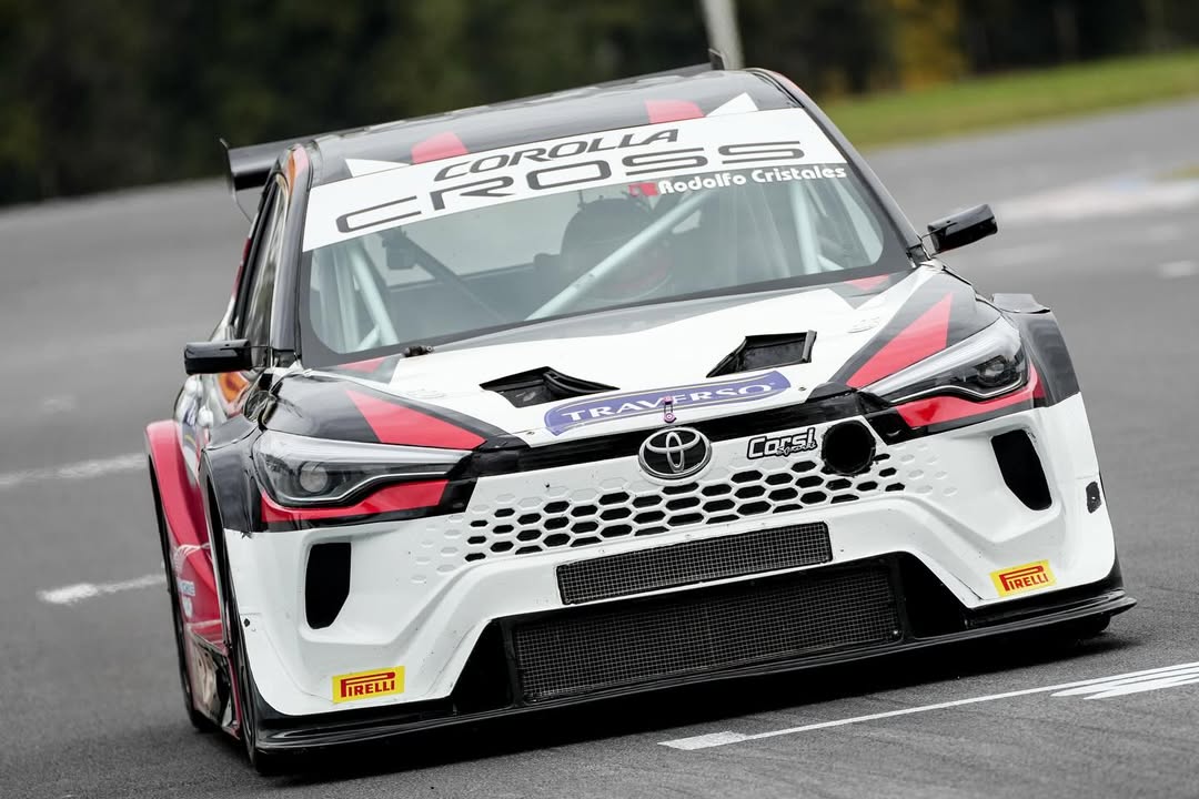 👥️El Corsi Sport tendrá en su alineación a:

Gabriel Ponce De León #32
Matías Capurro #99
Benjamín Hites #33 

Los tres corredores estarán al volante de las Toyota Corolla Cross que el equipo pondrá en pista 🔥🚘

#TC2000