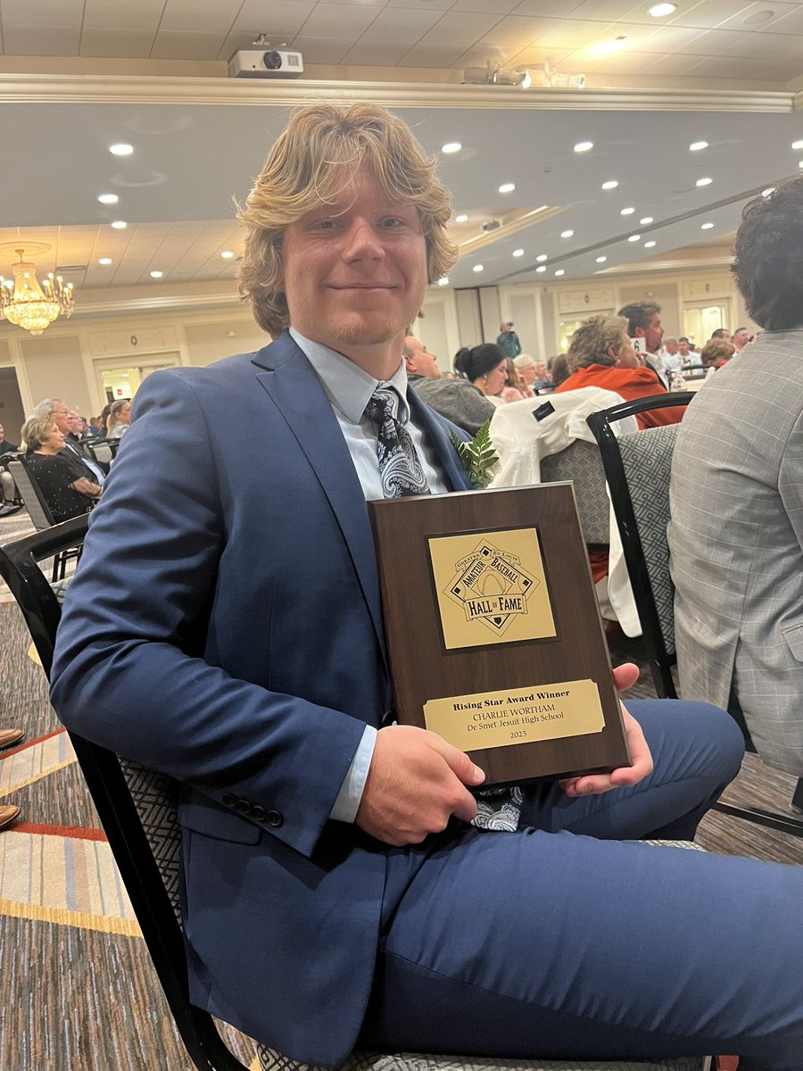 Congratulations to Charlie Wortham ‘25 of <a href="/DeSmetBaseball/">De Smet Baseball</a> on winning the Rosing Star Award from the STL Amateur Baseball Hall of Fame #AMDG #OhBaby <a href="/gstlabhof/">GSTLABHOF</a> <a href="/CoachC_STL/">Coach Canavan</a> <a href="/DeSmet_ADBarker/">Harold Barker</a> <a href="/STLhssports/">STLhighschoolsports</a>