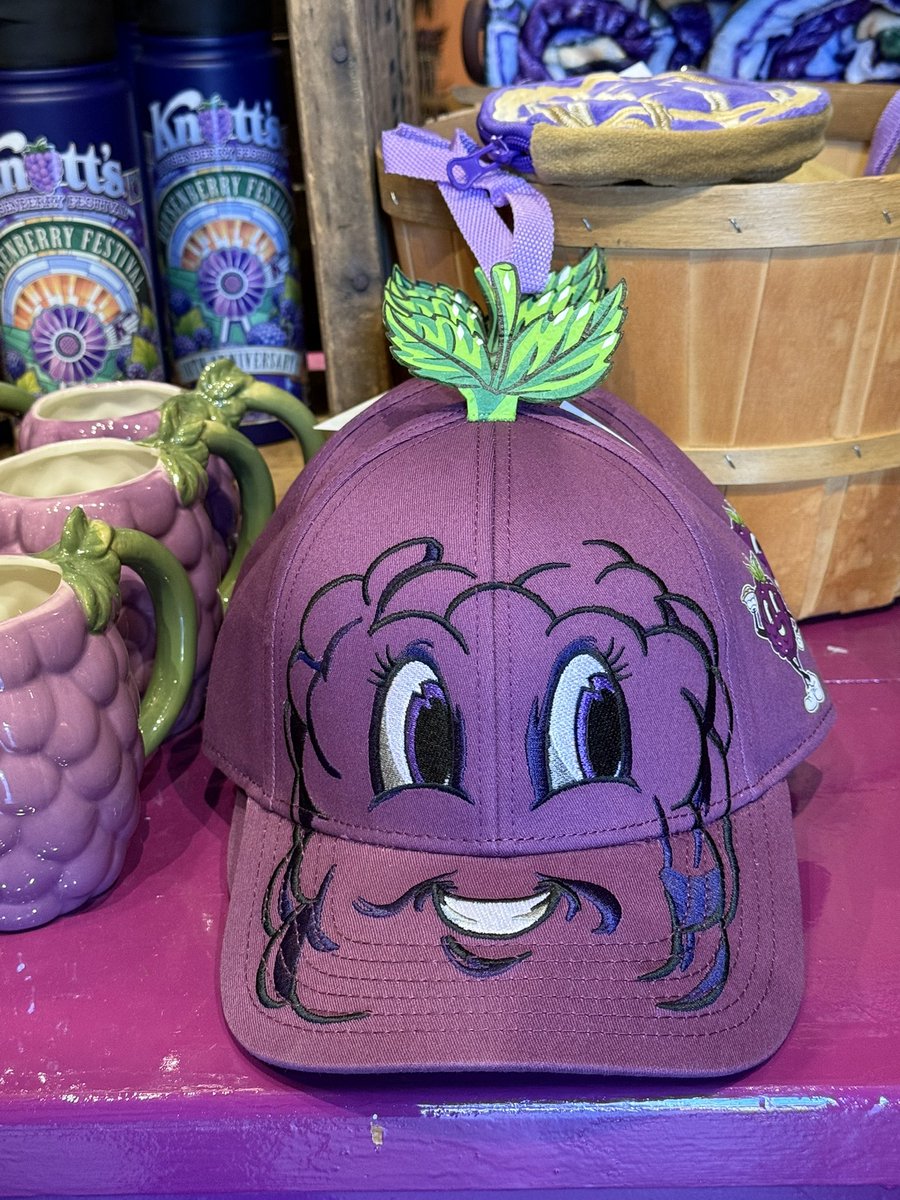 ParksAndCons's tweet image. That Betty Boysen Hat 😍 Still think her and Miss Minutes are out there having adventures together #BoysenberryFestival