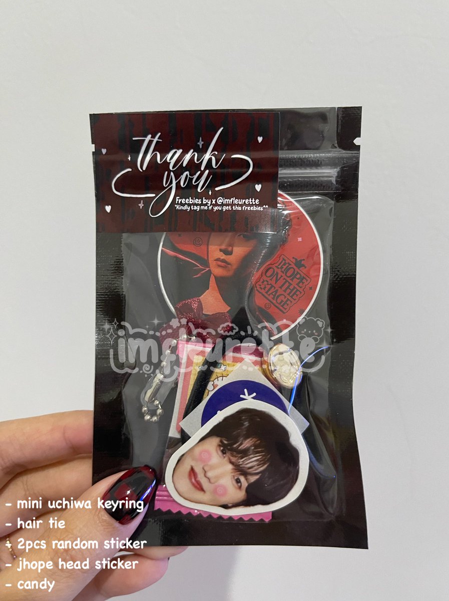 imfleurette's tweet photo. J-HOPE HOPE ON THE STAGE in JAKARTA FREEBIES by @imfleurette ✨

📍Indo Arena
🗓️2 &amp; 3 MAY 2025

Aku ada 2 macam freebies mini uchiwa sama pin, tapi nanti aku bagiin random yaa
Yang mau trade / berhalangan hadir jg bole bgt klaim online yah 🫶🏻
Detailnya ada di foto 💜 seeyou armyy https://t.co/5wYD2py6tF