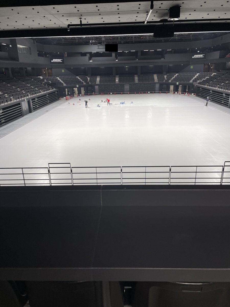 より多くのお客様がアリーナイベントを観られるよう、新設観客席を増席しています。
画像3枚目は2F立見席からの様子です。
塗装も進み、製氷作業まであと少し!
間もなく氷を張った姿もお届け出来そうです♪
＃ゼビオアリーナ仙台 ＃改修工事 ＃多目的アリーナ ＃アリーナ ＃アイスリンク ＃国際規格