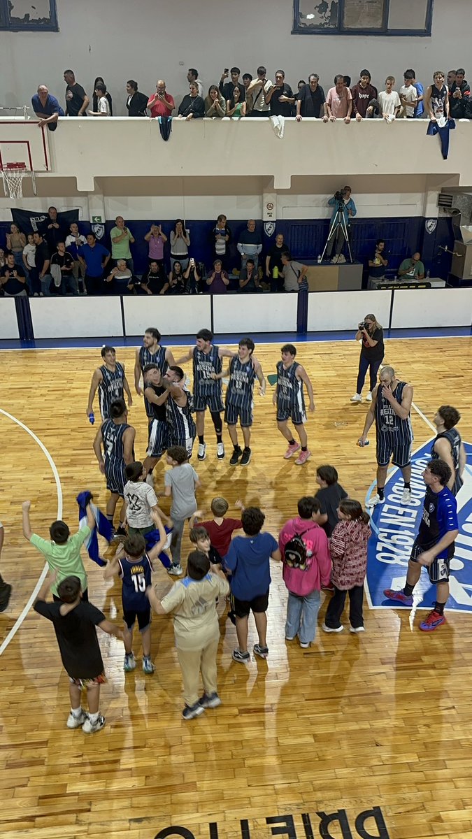 #Básquet | ¿EL PRIMER CLÁSICO EN CASA POR LIGA? ¡PARA EL ALBO!

Por la fecha 13 de La Liga Federal de Básquet, Regina se impuso en el clásico ante Deportivo Roca por 78 a 61 en condición de local y con una Calderita explotadisima.