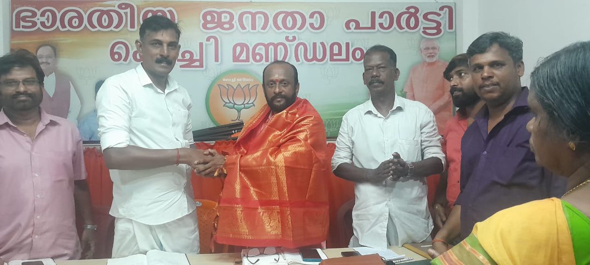 Neethuss2's tweet photo. #വികസിതകേരളം
#mission2025
ആദരണീയനായ സംസ്ഥാന അധ്യക്ഷൻ 
ശ്രീ.രാജീവ് ചന്ദ്രശേഖരൻ ജി പങ്കെടുക്കുന്ന ഏറണാകുളം സിറ്റി ജില്ലയുടെ വികസിത കേരളം കൺവെൻഷൻ്റെ തയാറെടുപ്പിന് കൂടിയ കൊച്ചി സംഘടന മണ്ഡലം യോഗം https://t.co/B6mUOIEdY5