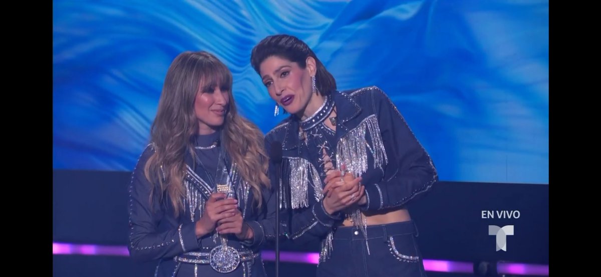Las hermosas <a href="/haashoficial/">Ha*Ash</a>  recibiendo el premio INQUEBRANTABLE 💖🙏🏻gracias <a href="/billboard/">billboard</a> <a href="/LatinBillboards/">Premios Billboard de la Música Latina</a> 
HAASH X BILLBOARD 
HAASH INQUEBRANTABLE