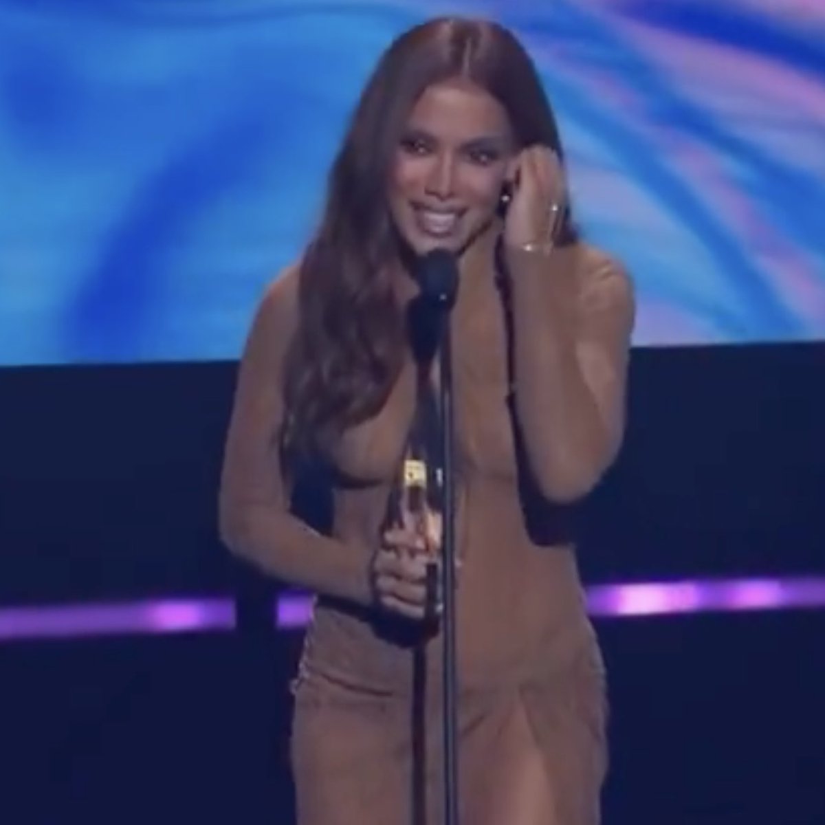 HugoGloss's tweet photo. No Billboard Latin Women, @Anitta foi homenageada com o prêmio “Vanguardista”, e quem a apresentou foi @Shakira! 

“Estou feliz de poder entregar esse prêmio a uma grande artista, uma grande amiga, alguém muito especial para mim”, disse a colombiana. 

📸: Reprodução/ Telemundo https://t.co/wVvNSQ5X2s