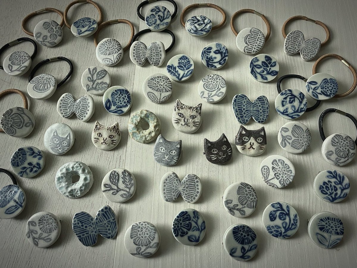 tetegallery's tweet photo. 陶のブローチとヘアゴム。
陶器市に来たお土産にとご自分用とお友達用とでいくつかお求めいただくことが多いのですが、
小さくて軽いし、益子焼きのお土産にぴっただなあといつも思います✨

今回も沢山作りました〜。
新作ねこちゃんブローチもかわいく焼き上がりましたよ！！ https://t.co/p7yBxqIRZ5