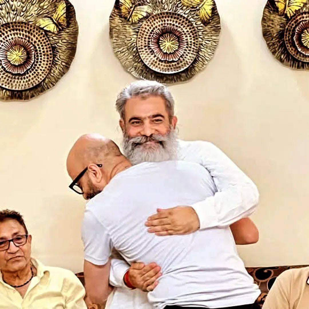 AjitDeol75's tweet photo. ਤੁਹਾਡਾ ਦਿੱਤਾ ਪਿਆਰ ਤੇ ਆਸ਼ੀਰਵਾਦ ਹੀ ਮੈਨੂੰ ਹੋਂਸਲਾ ਦਿੰਦਾ ਹੈ। #ashu 
ਕੁਝ ਪੱਲ ਅਪਣਿਆ ਨਾਲ।

The voice of people's @BB__Ashu
#LudhianaWest #TeamAshu #AshuForLudhiana #LudhianaByElection #saddaashu 

ਆਉ ਲੁਧਿਆਣਾ ਪੱਛਮੀ ਦੀ ਜ਼ਿਮਣੀ ਚੋਣ ਵਿੱਚ ਕਾਂਗਰਸ ਨੂੰ ਵੋਟ ਕਰੀਏ ਤੇ ਆਸ਼ੂ ਨੂੰ ਜਿਤਾਈਏ।
ਹਾਥ ਬਦਲੇਗਾ ਹਾਲਤ https://t.co/lsQbzPDdqz