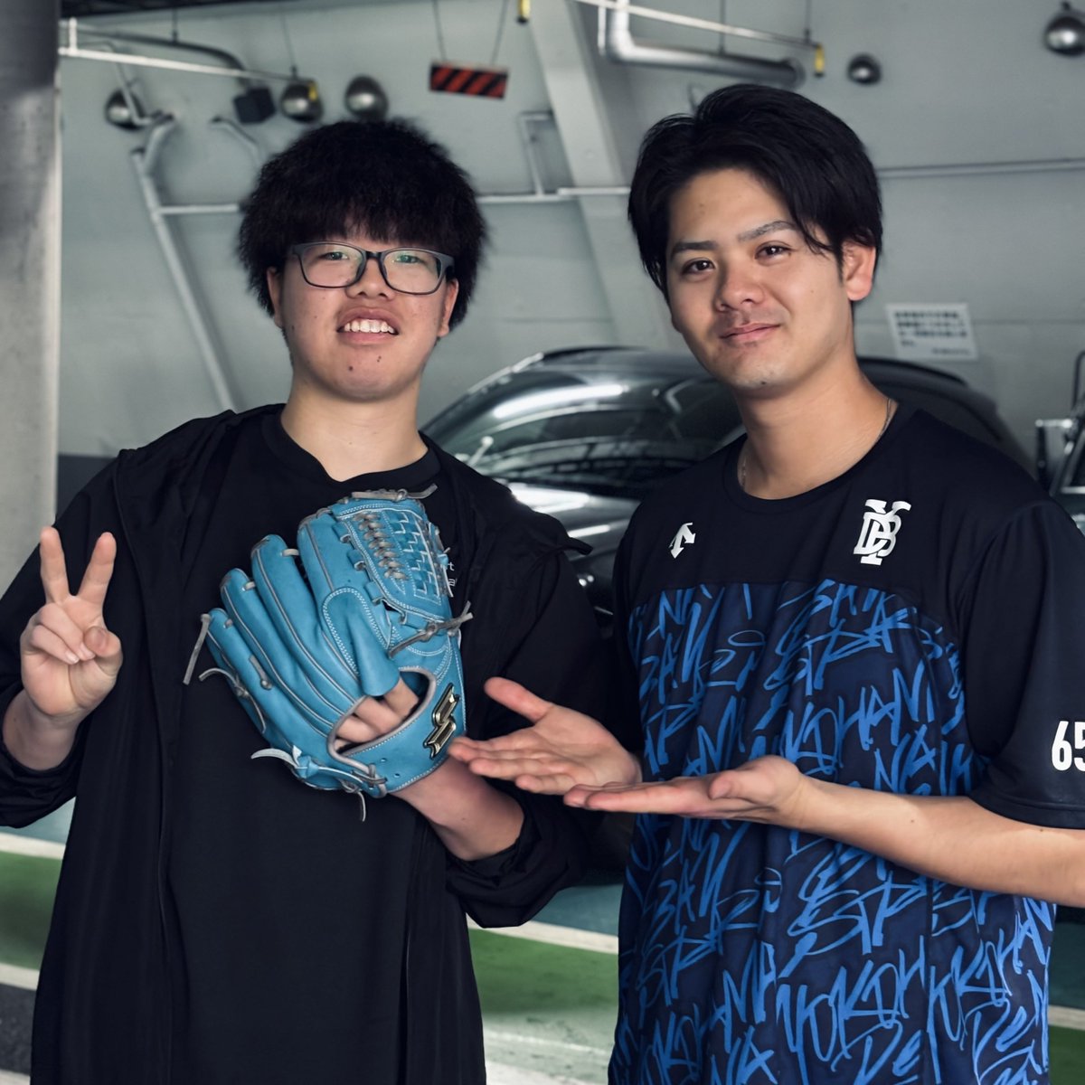 clean_glover's tweet photo. 【よろしくお願いします‼️】

𝗬𝗢𝗞𝗢𝗛𝗔𝗠𝗔 𝗗𝗲𝗡𝗔 𝗕𝗔𝗬𝗦𝗧𝗔𝗥𝗦#𝟲𝟱
#宮城滝太 選手

同い年のプロ野球選手
全力で応援させていただきます‼️
さて、グラブ気に入ってもらえるかな…

#横浜DeNAベイスターズ
#初対面で緊張の1枚
#颯さんご紹介あざます
#SSK #SSKBASEBALL https://t.co/AokkYKxg1A