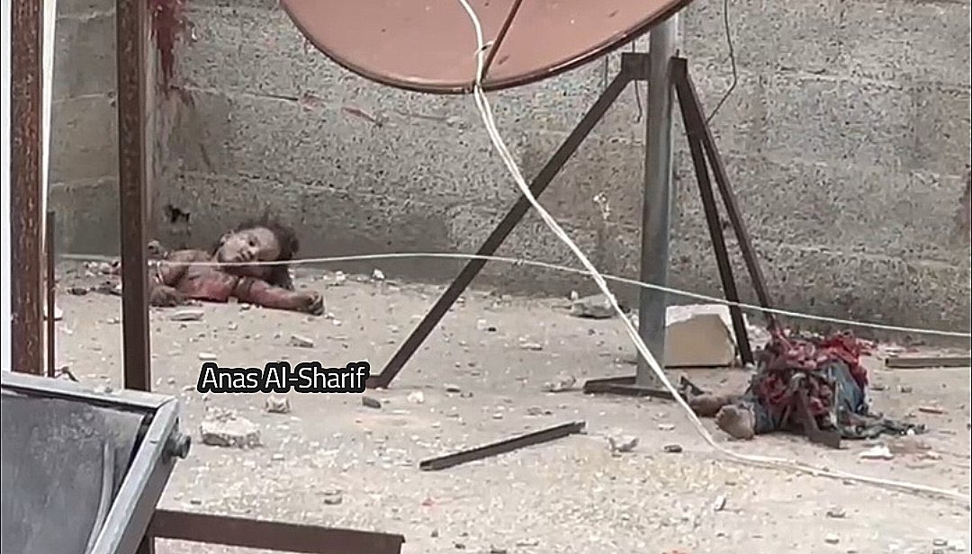 Bu İnsanların alıştığı bir korku filmi sahnesi değil. İsrail'in Gazze'ye düzenlediği hain bombardıman sonucu bedeni ikiye bölünmüş gerçek bir FİLİSTİNLİ KIZ; çocuk!

Annesinin, ailesinin ya da bir oyuncağın hayalini kuran ama rastgele hedef alınan, dünyanın onu sessizce ölüme