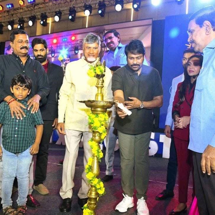 ysj_45's tweet photo. దీపంలో సిగరెట్లు వెలిగించిన  చరిత్ర మనది దీపారాధన విలువ ఏం తెలుస్తదిలే 🤡

కనీసం వేసుకున్న షూ తీసి దీపారాధన చేయాలని కూడా తెలియదా? https://t.co/VmwLvWFSlj