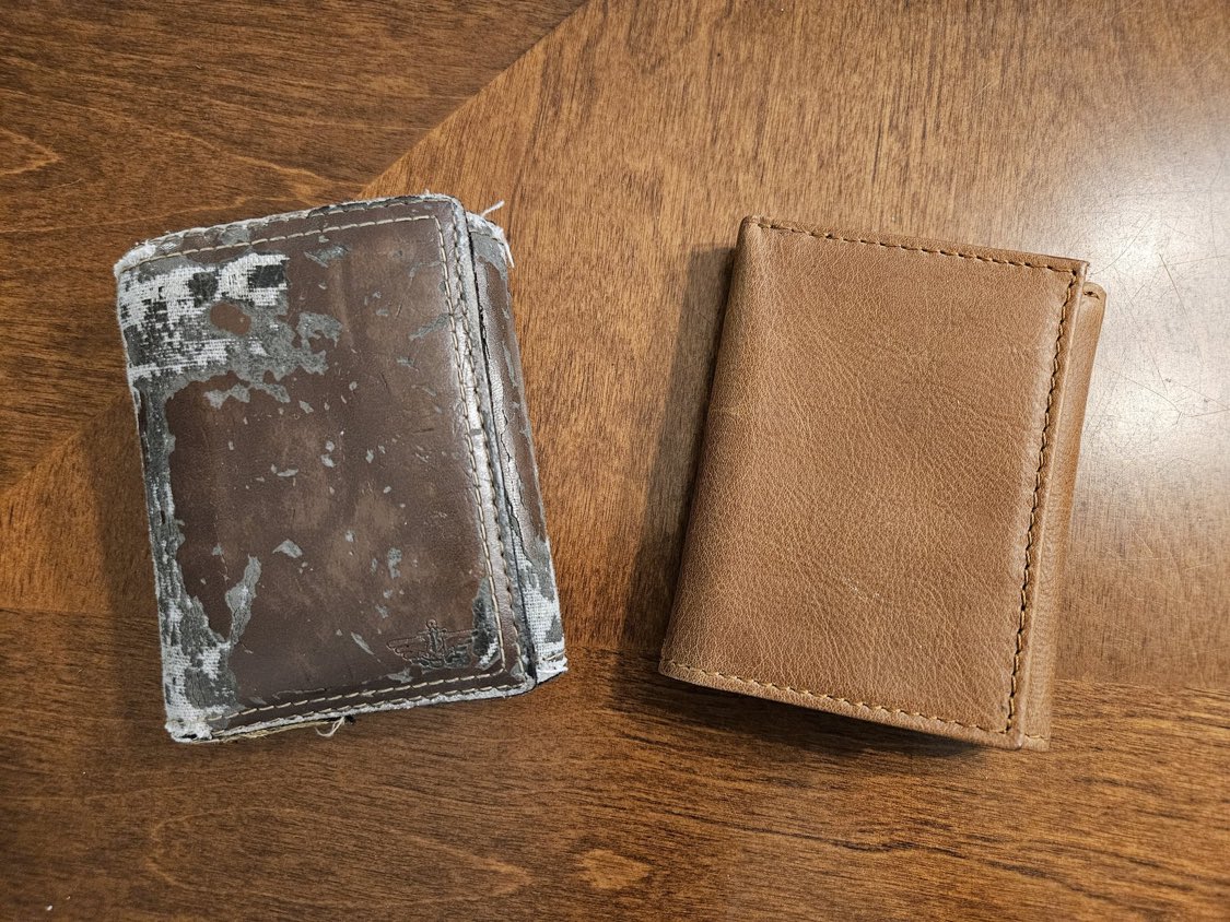 تقول إحدى النساء:
اشتريت لزوجي محفظة جديدة قبل حوالي خمسة أشهر، لكنه لا يرغب في استخدامها حتى الآن. المحفظة على اليسار هي محفظته الحالية. 
والدي فعل الشيء نفسه.
أيها الرجال، هل هذا شيء مشترك بينكم؟ هل تجدون صعوبة في التخلي عن المحفظة القديمة، المخلصة، والمتهالكة؟