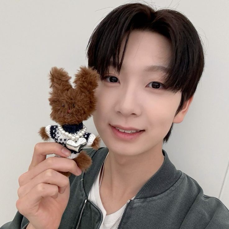 theirhaven's tweet image. my bf (bear friend)
took this in the break room at work jgdjjf
#andrsd #andearselcaday #ampersandone #kyrell #andear #앰퍼샌드원 #카이렐