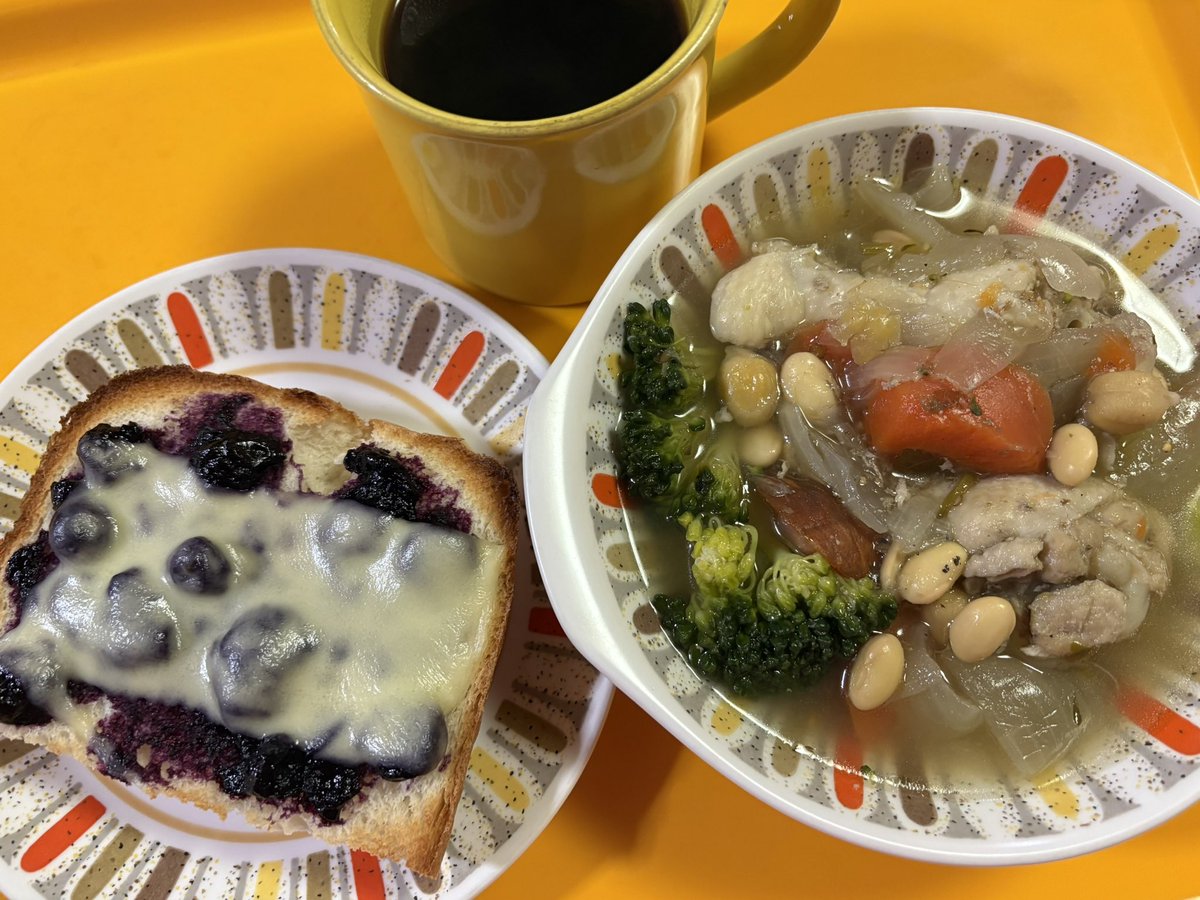 nankin007's tweet photo. 2025/04/22(火)
① #朝食
　#鶏手羽元
　#チーズトースト
　#BKコーヒー
② #昼食
　#ほうれん草のカレー
　#サラダ #きな粉ドレッシング
　#トマト #カフェオレ
③ #間食 #柏餅
　#濃いコーヒー は和菓子でも合う💕
④ #夕食
　#煮麺 #不断草 #岸上蒲鉾 #じゃこ天
　#タラの芽 #天ぷら #温泉卵 #緑茶 https://t.co/BBtnDCHasQ