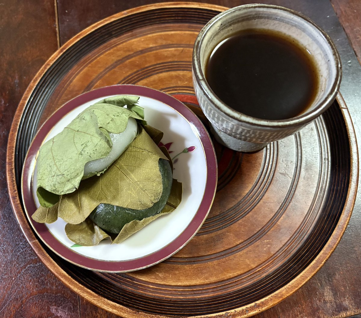 nankin007's tweet photo. 2025/04/22(火)
① #朝食
　#鶏手羽元
　#チーズトースト
　#BKコーヒー
② #昼食
　#ほうれん草のカレー
　#サラダ #きな粉ドレッシング
　#トマト #カフェオレ
③ #間食 #柏餅
　#濃いコーヒー は和菓子でも合う💕
④ #夕食
　#煮麺 #不断草 #岸上蒲鉾 #じゃこ天
　#タラの芽 #天ぷら #温泉卵 #緑茶 https://t.co/BBtnDCHasQ