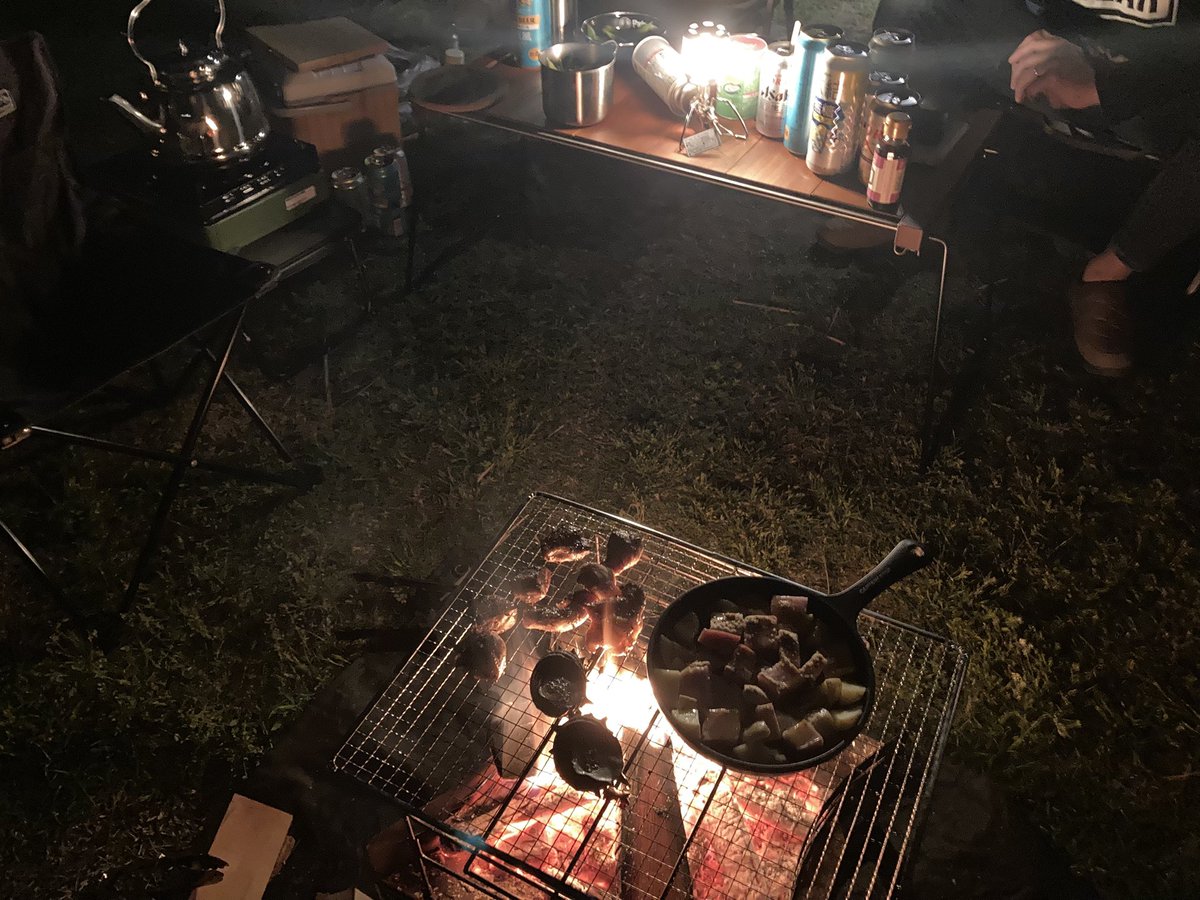 TS31350's tweet photo. 今回は千葉県館山のキャンプ⛺️
夜はウシガエルの大合唱🐸
なかなかのものでした
夜中にネコちゃんに朝ごはん用のお肉を全部食べられてしまうアクシデント！
ネコが去って行く姿だけ見えました。
帰りは生憎の雨！
こんなときもシンクロウェザーなら
#シンクロウェザー
#タイヤセレクト https://t.co/vZv1407mKP