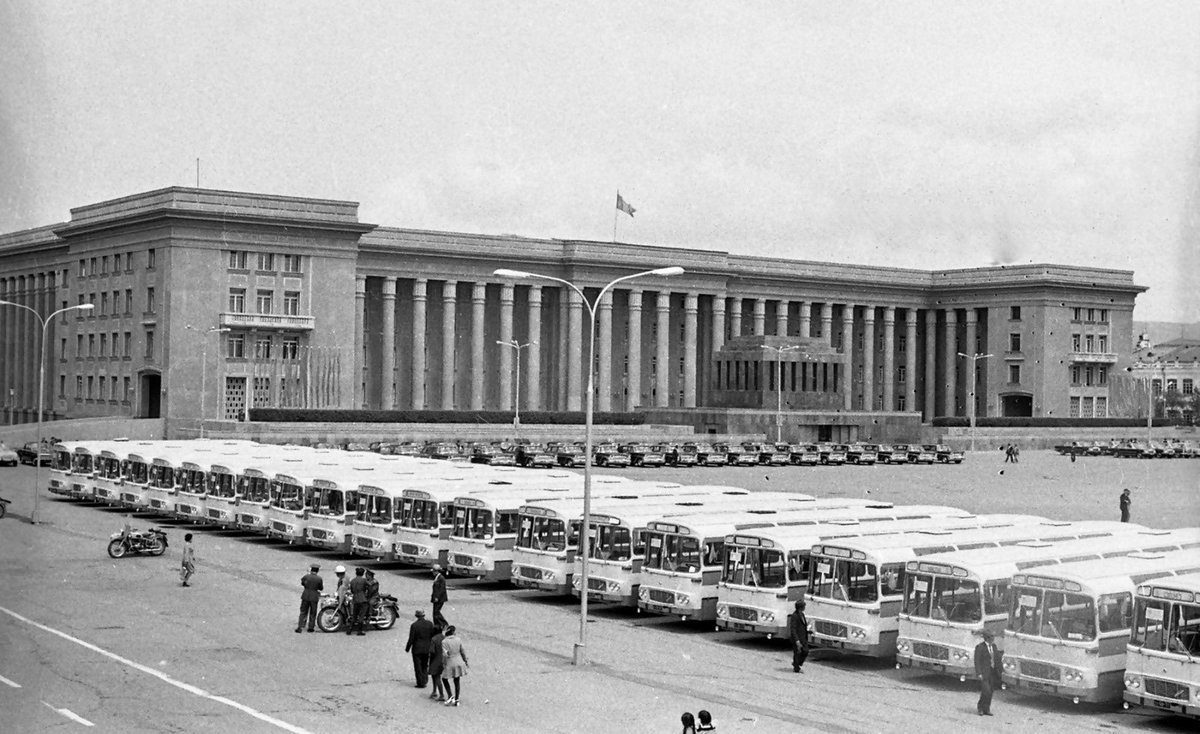 ЧЕХ АВТОБУС МОНГОЛД
Чех автобус Монголд удаан хугацаанд явж байсан уламжлалтай. Аль 20-р зууны 2-р хагаст Шкода болон Кароса маркийн автобуснууд Монголд нийлүүлэгдэж, УБ хотын нийтийн тээвэр, хот хоорондын шугамд ашиглагдаж байжээ. Эдгээр автобусыг монголчууд маш сайн мэддэг.