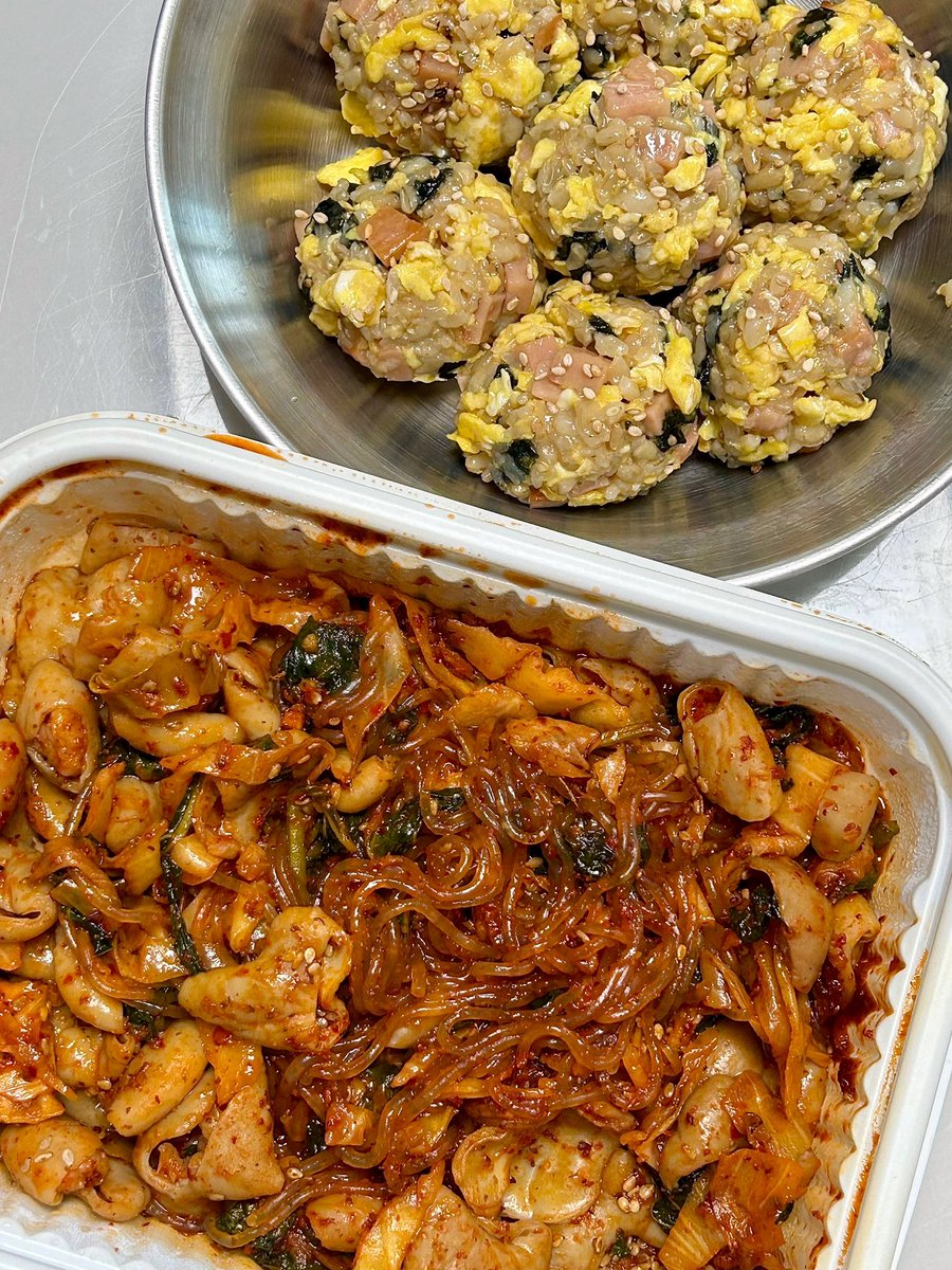 동네 반찬가게에서 볶아주는 야채곱창이 넘 맛있다
만천원의 행복 ...🤤