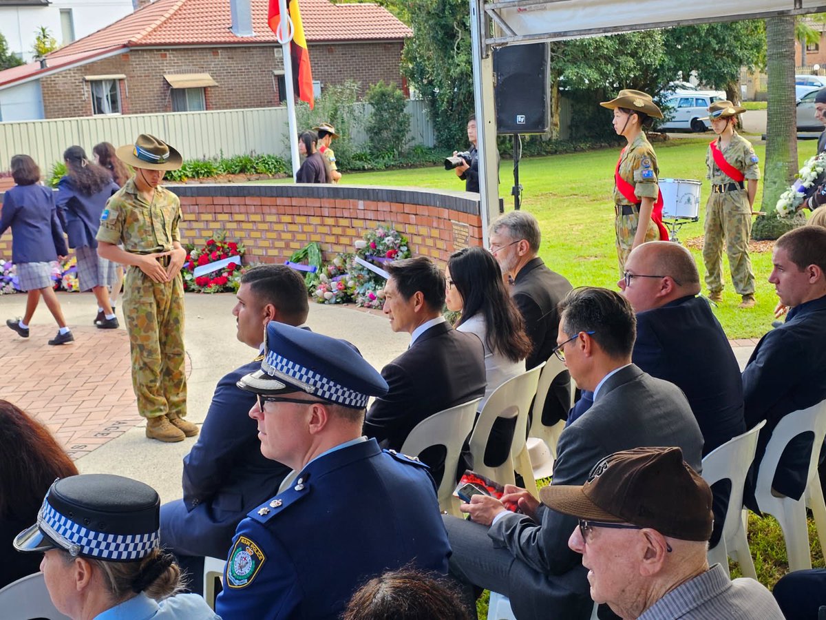 MargieJay50's tweet image. Liberal candidate for the seat of #Reid Grange Chung on his phone at the #AnzacDay2025 service at Strathfield. What could possibly be so urgent?
There are no words for this level of disrespect. Chung demonstrating that he is not worthy of being a Federal MP.
#ANZAC