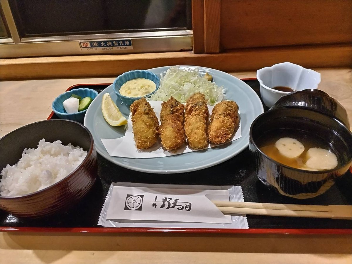 yoshinoiruma's tweet photo. 正直不安しかございませんが、4/29は数量限定にて、１日だけカキフライ専門店になる予定としております。

しかしながら、大将の技量、及び厨房の
狭さ等から、
・20分間隔での事前完全記帳制
・各回3名様まで
・集合時間に間に合わないとご提供が出来ない可能性あり
等と、当店レベルではとても言えないような、非常に多くの制約入り、それでもご迷惑をお掛けしてしまうかもしれず、本当にそれでいいのか、未だ悩んでおります。

皆様の貴重な祝日のお時間を無駄にしないように考えてはいるのですが…種々ご理解・ご寛容頂けるお客様のみ、御来店御検討の程、宜しくお願い申し上げます。

詳細はまた別途ご連絡させて頂きます。
牡蠣自体は最高のものなので、なんとか気持ち良く、皆様にご賞味頂きたい次第です。

宜しくお願い申し上げます。

#入間市　#寿司　#カキフライ　#大船渡