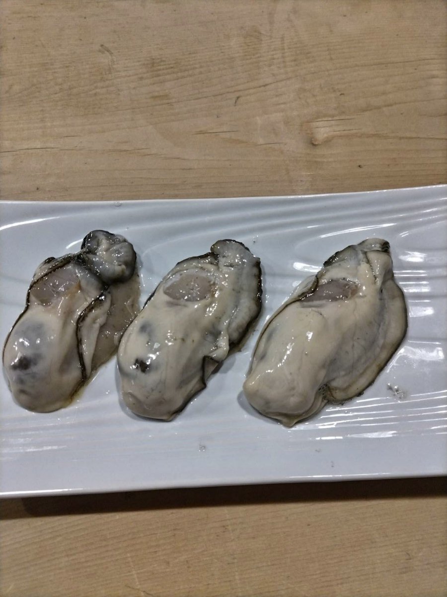 yoshinoiruma's tweet photo. 正直不安しかございませんが、4/29は数量限定にて、１日だけカキフライ専門店になる予定としております。

しかしながら、大将の技量、及び厨房の
狭さ等から、
・20分間隔での事前完全記帳制
・各回3名様まで
・集合時間に間に合わないとご提供が出来ない可能性あり
等と、当店レベルではとても言えないような、非常に多くの制約入り、それでもご迷惑をお掛けしてしまうかもしれず、本当にそれでいいのか、未だ悩んでおります。

皆様の貴重な祝日のお時間を無駄にしないように考えてはいるのですが…種々ご理解・ご寛容頂けるお客様のみ、御来店御検討の程、宜しくお願い申し上げます。

詳細はまた別途ご連絡させて頂きます。
牡蠣自体は最高のものなので、なんとか気持ち良く、皆様にご賞味頂きたい次第です。

宜しくお願い申し上げます。

#入間市　#寿司　#カキフライ　#大船渡