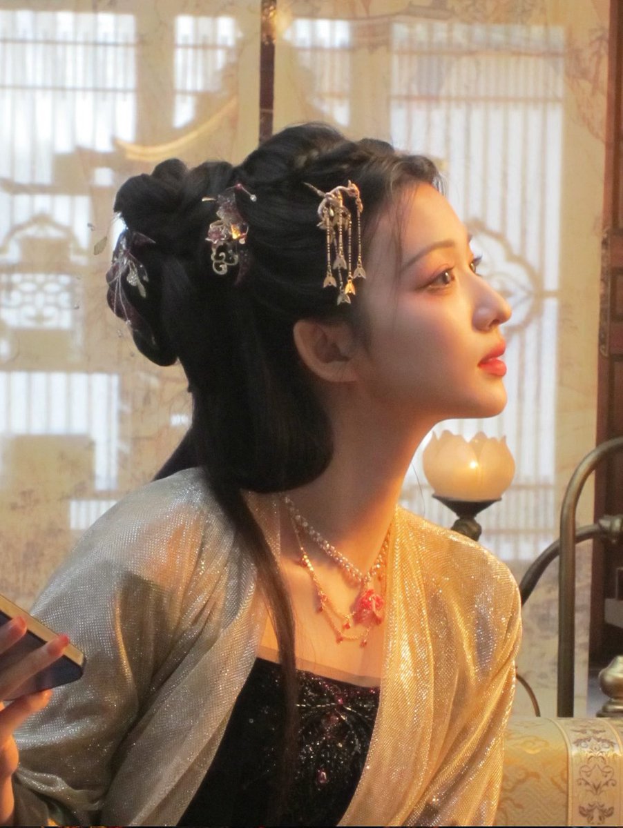 ziyounae's tweet photo. wang churan as yu wanyin cantik banget secantik itu, sampe aku mempertanyakan ini beneran manusia apa bukan… soalnya indah banget manusia ini https://t.co/2JL71nOzyu