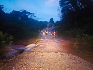 EcEnDirecto's tweet photo. #ATENCIÓN
@ECU911Austro, reporta el desbordamiento de un río en el sector de la vía #Macuma -#Taisha, en #MoronaSantiago. Al momento la vía está bloqueada para la circulación de vehículos mientras se organizan trabajos de limpieza. https://t.co/OOMS2R3zEE