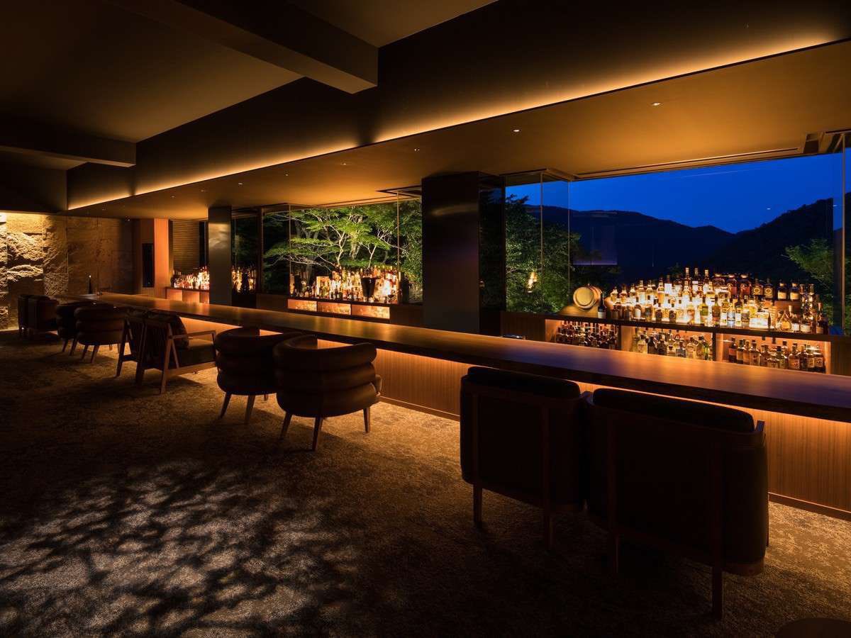 箱根の憧れホテルが、
『BARでお酒飲み放題の大人ホテル』

200種以上のお酒が深夜まで無料で飲み放題が天国で、温泉・貸切風呂・サウナをカップルで楽しめるの最高…！しかも14時チェックアウトで爆飲み→爆睡するの幸せの極みすぎるんだが…。