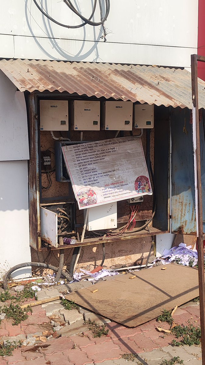 1randomclick's tweet image. हे आपलं यवतमाळ मधील नेहरू स्टडियमवर चे सिक्युरिटी सिस्टम जे पूर्णतः वाऱ्यावर आहे.ज्या स्टेडियम वर रोज हजारो लोक खेळाला,फिरायला,व्यामाला येतात तिथली अशी परिस्थिती आहे.