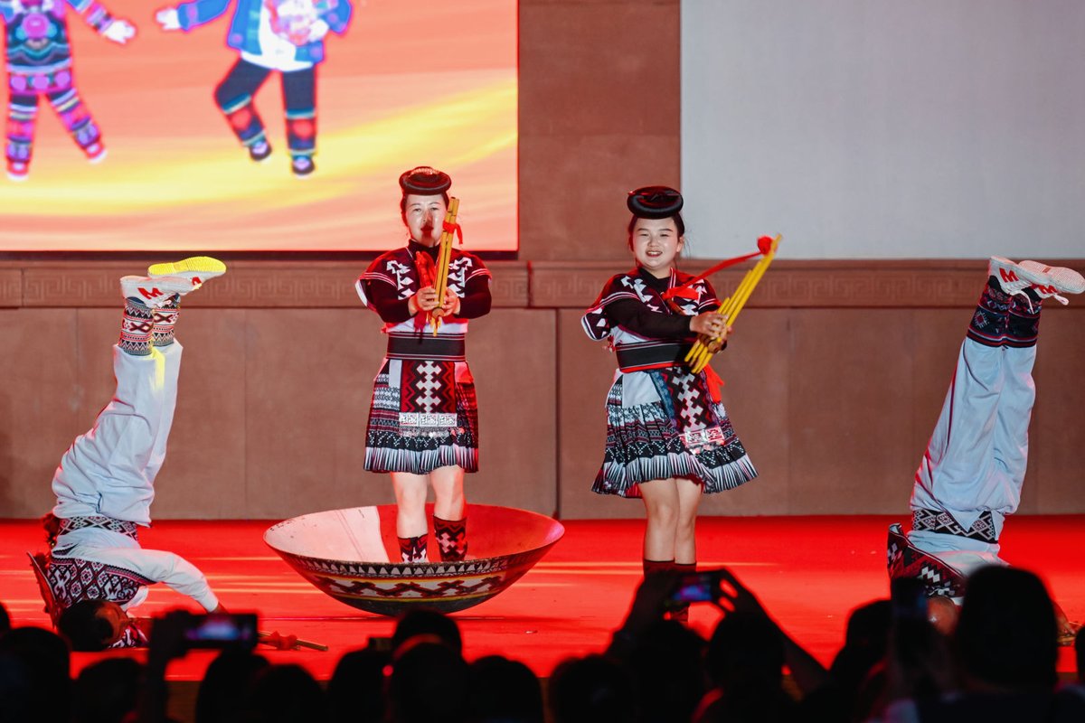 Amazing_Yunnan's tweet photo. What’s taken the internet by storm has deep roots—Yunnan’s original Dage comes from the Yi ethnic group’s iconic Left Foot Dance.
For centuries, the Yi people have taken the stage with powerful, rhythmic steps—thump, thump, dance!
#DageDance #YunnanRoots #YiCulture #LeftFootDance https://t.co/BBYU4rWyPN