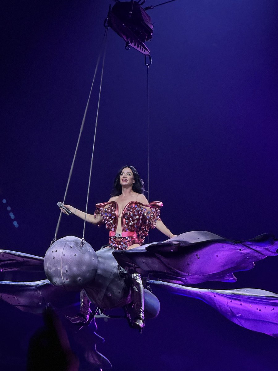 CEROROMAN's tweet image. Después del nivel de producción de #KatyPerry, #GAGACHELLA y @shakira, no pude evitar preguntarme: algún cantante hombre podría compararse o, siquiera, intentar hacer lo que ellas hacen?
🤯👏