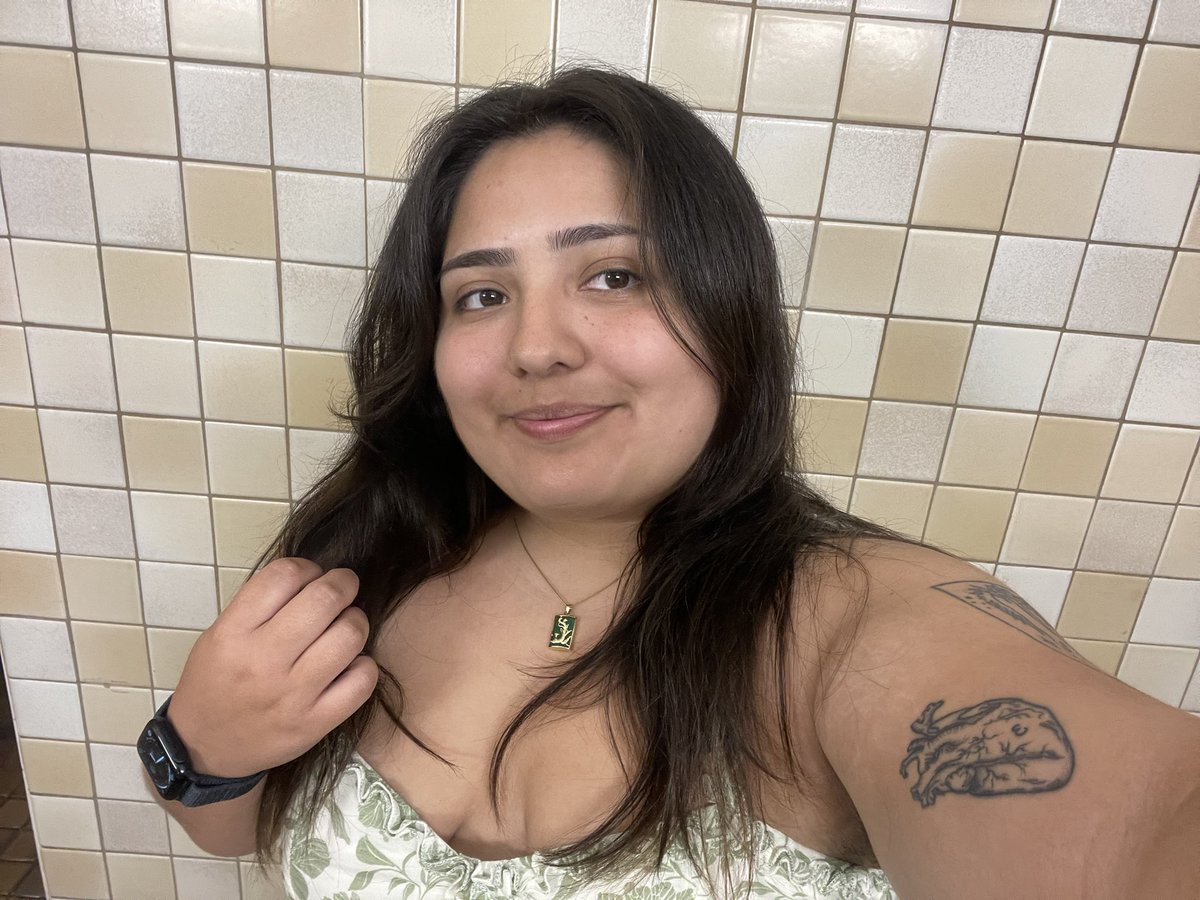 ketuvianghost's tweet image. Bathroom selfie is an art form