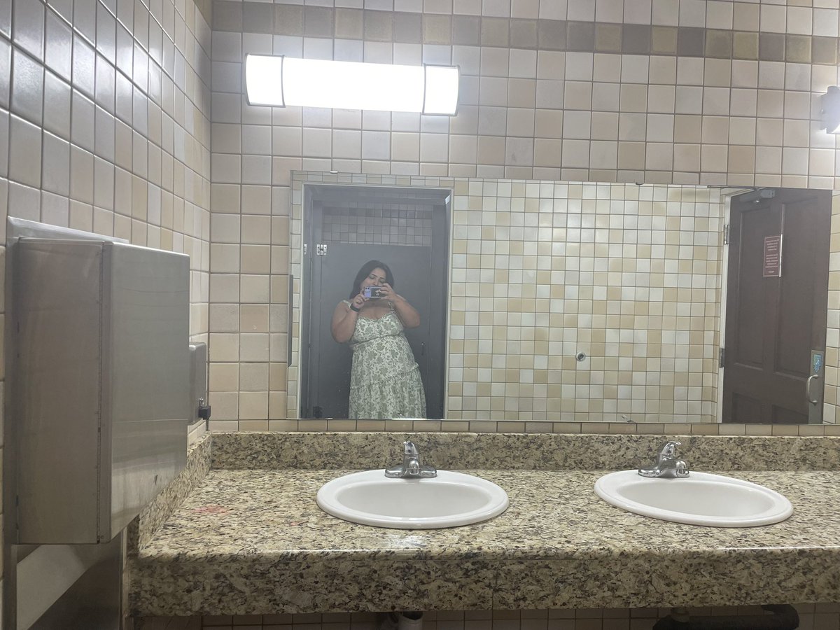 ketuvianghost's tweet image. Bathroom selfie is an art form