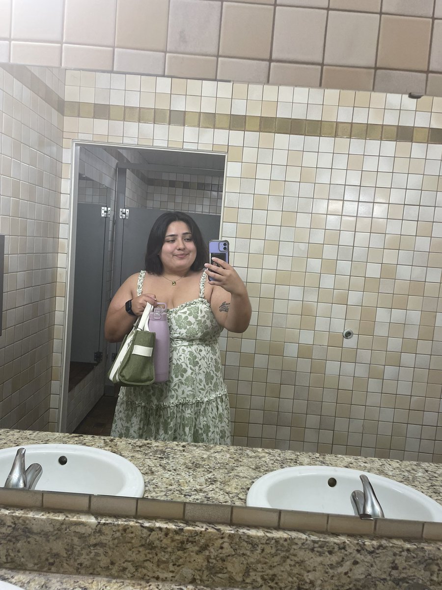 ketuvianghost's tweet image. Bathroom selfie is an art form