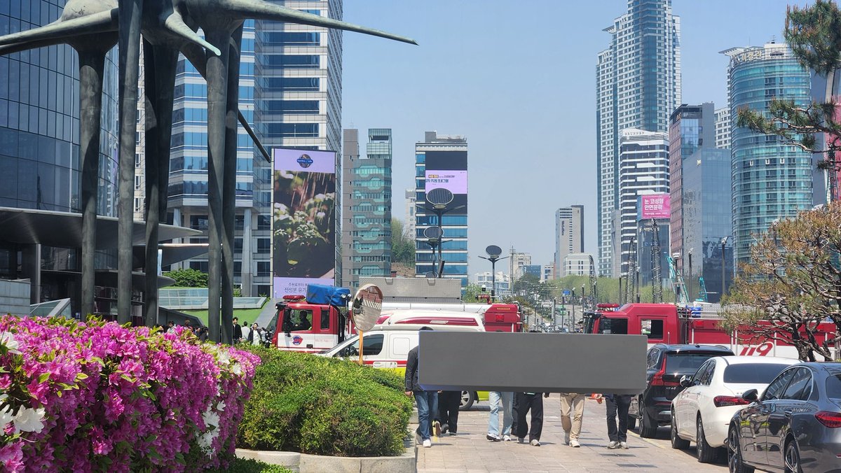 코엑스 화재
12시 20분 기준 연기 다 날라갔어요 진화되었답니다.