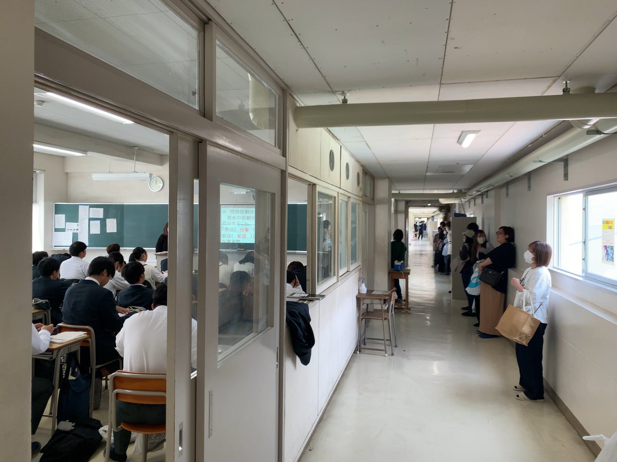 Tohbantech's tweet photo. 授業参観です🧑‍🎓
保護者の方に学校での生徒たちを見てもらいました！
食堂も大盛況です��� https://t.co/4tFBiTdQSc