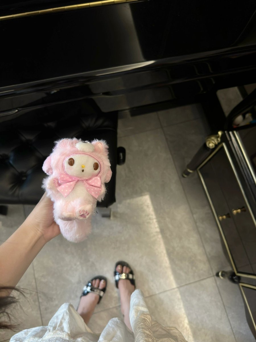 のんびりとした午後に、かわいい子を手にしながら、生活の心地よい時間を楽しむ 🎀💕