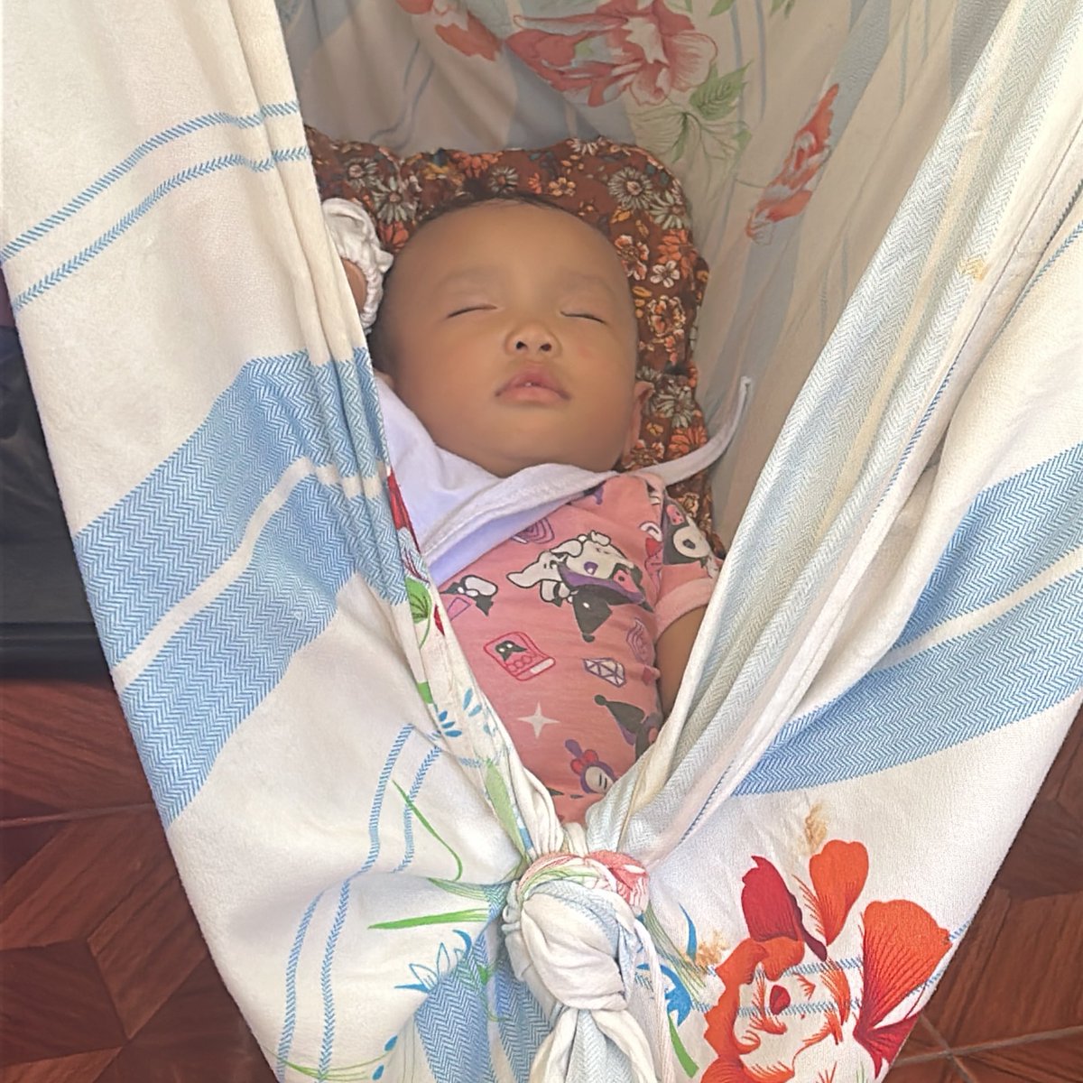 kleyripiko's tweet photo. Ang kyut talaga ng baby na natutulog. She's 7mos old na btw pero nakasuot ang isang kamay ng mitten kasi naabot niya e-fan kagabi. Grabeng kaba 'yun pero glad that's okay naman. Will post the photo of her booboo. 😫 https://t.co/6FQKX87Tzc