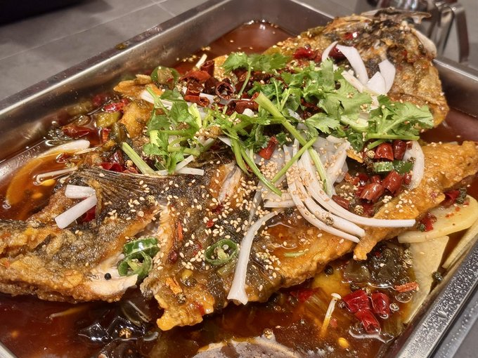 杜記の新オープン行ってきました!
烤魚に鉢鉢鶏、魚香肉絲
どれもこれも上品でうまいっす! 