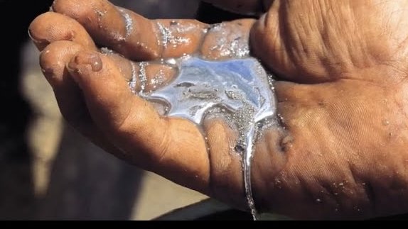 Lucía Hernández | Amo La Ciencia (@yoamoalaciencia) on Twitter photo México: Segundo país en el tráfico de mercurio
Decomisaron 5 toneladas de mercurio en Manzanillo, que pretendían ser vendidas en Bolivia para la producción de "oro envenenado" .
México produce 63 toneladas anuales de mercurio, ignorando el Convenio de Minamata. México: Segundo país en el tráfico de mercurio
Decomisaron 5 toneladas de mercurio en Manzanillo, que pretendían ser vendidas en Bolivia para la producción de "oro envenenado" .
México produce 63 toneladas anuales de mercurio, ignorando el Convenio de Minamata.