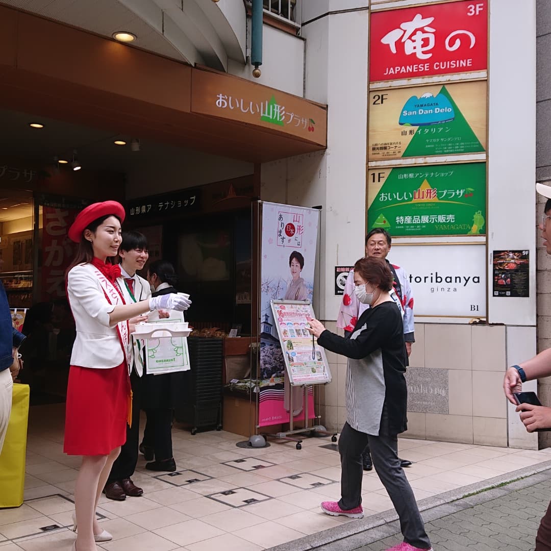 ch10142's tweet photo. 寒河江市トップセールス🍒
東京銀座山形県アンテナショップにて
寒河江市の特産「サクランボ」をPR!

また浦和駅の物産市ではチェリンも駆けつけてくれました。

#浦和駅#寒河江トップセールス#寒河江市#チェリン#チェリーランド#道の駅寒��江#浦和 https://t.co/zhiOyuxyCE