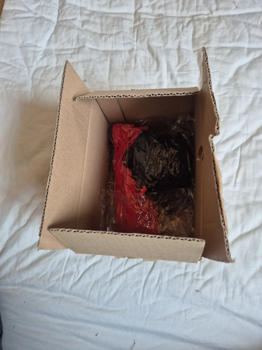 저번에 의상선물주신분께 나도 내와입이 입었던 레드전신망사를 보내드렸다. 자기와입 입히시겠다고하여...
나의정액이 뿌려졌던 의상을...
서비스로 솟옷셋트를를 같이 보내드렸다.
속옷셋트라고 하기엔 너무끈밖에없나?ㅋ
예쁘게 입히세요~

의상 교환하실분 계십니까?
아님 원하시는분 계시나요?