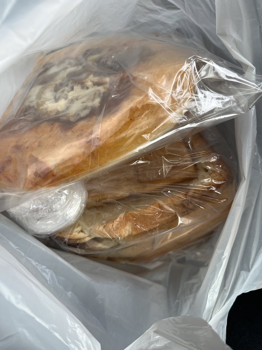TomiyamaSatoko's tweet photo. 移動販売のパン屋さんに遭遇したので、おやつにちっさいメロンパン買ったらやたらおまけのパンをもらいました！隣にいたおばあが「サービスかじょおだねぇ」と言ってました〜笑���ン耳好きです♪ https://t.co/bFT0IoPb9B