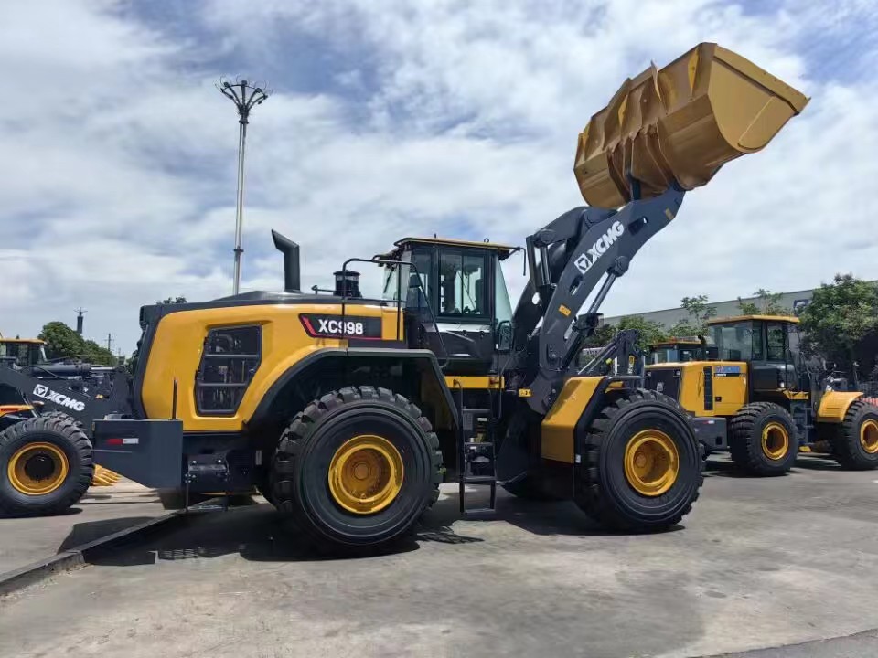 JaminaLiu's tweet photo. XCMG 8.5 Ton Wheel Loader XC988💪💪
1. Bucket capacity: 4.5m3
2. Rated load: 8500kg
3. Operating weight: 27400kg
4. Dimension: 8950*3230*3620mm
#xcmg #wheelloader #loader #weichai https://t.co/L5IKXx7unn