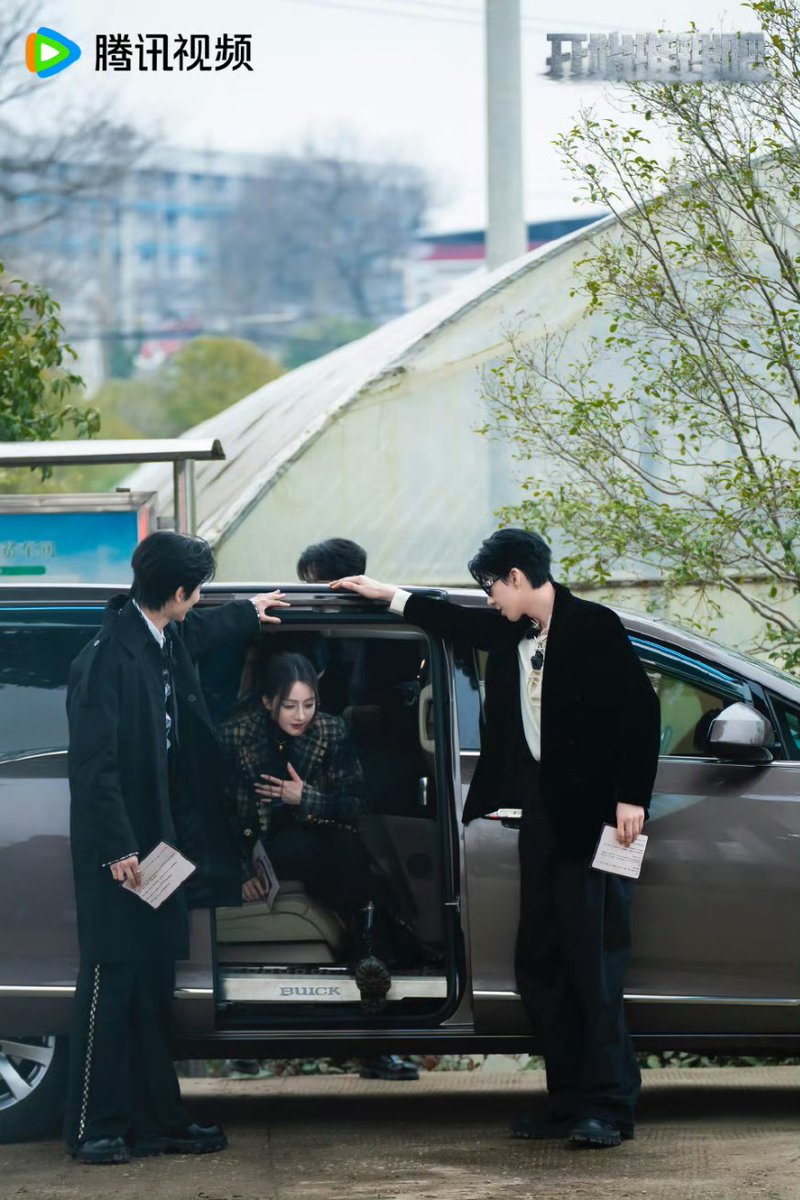 Wow I love this picture 
Our Queen Arrived. Xie Xie Ning ge and Linghe Didi. The Truth precious 
#Dilraba #Dilireba #Liuyuning #Zhanglinghe #TheTruth3