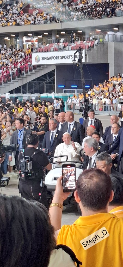 Stephi_Joh's tweet photo. Looking back, I truly feel it was a blessing beyond words to have seen #PopeFrancis in #Singapore last year-it's something I'll carry in my heart forever ❤️🙏🏼😇 https://t.co/pBvY0kSr6k