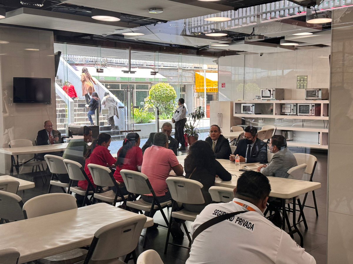 ahorropopular's tweet photo. En el comedor estaba Eugenio Laris, el encargado de la comunicación de la @cnbvmx y otras dos personas, minutos después llegó Armando Martínez, director de la comisión encargado de la supervisión de @IP_CAME https://t.co/1028AUxtJn