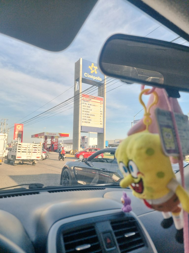 LauraaGlez's tweet photo. La cartelera que vi hoy me hizo pensar que no hay mucha cosa nueva, puro recicle... y mi ansiedad dice genial veamosla 🤪 https://t.co/RNqEXGTSk1