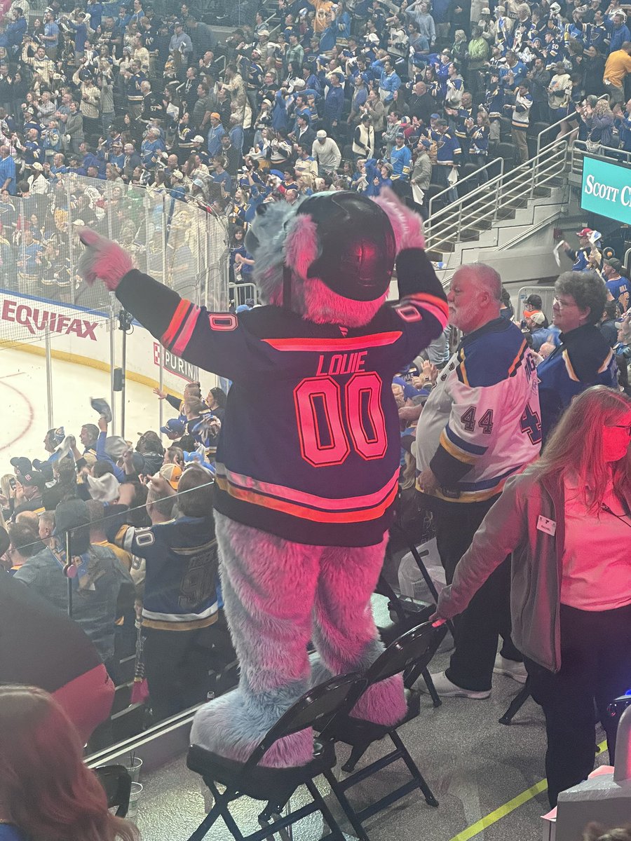 Katie 💙💛Its Time for Bluuuuuuuues Hockey (@katiefeldmeier) on Twitter photo ITS GOING OFF THE RAILS DOWN AT <a href="/Enterprise_Cntr/">Enterprise Center</a> <a href="/LouieSTLBlues/">LouieSTLBlues</a> IN THE BEST POSSIBLE WAY
#stlblues #WeAllBleedBlue ITS GOING OFF THE RAILS DOWN AT <a href="/Enterprise_Cntr/">Enterprise Center</a> <a href="/LouieSTLBlues/">LouieSTLBlues</a> IN THE BEST POSSIBLE WAY
#stlblues #WeAllBleedBlue