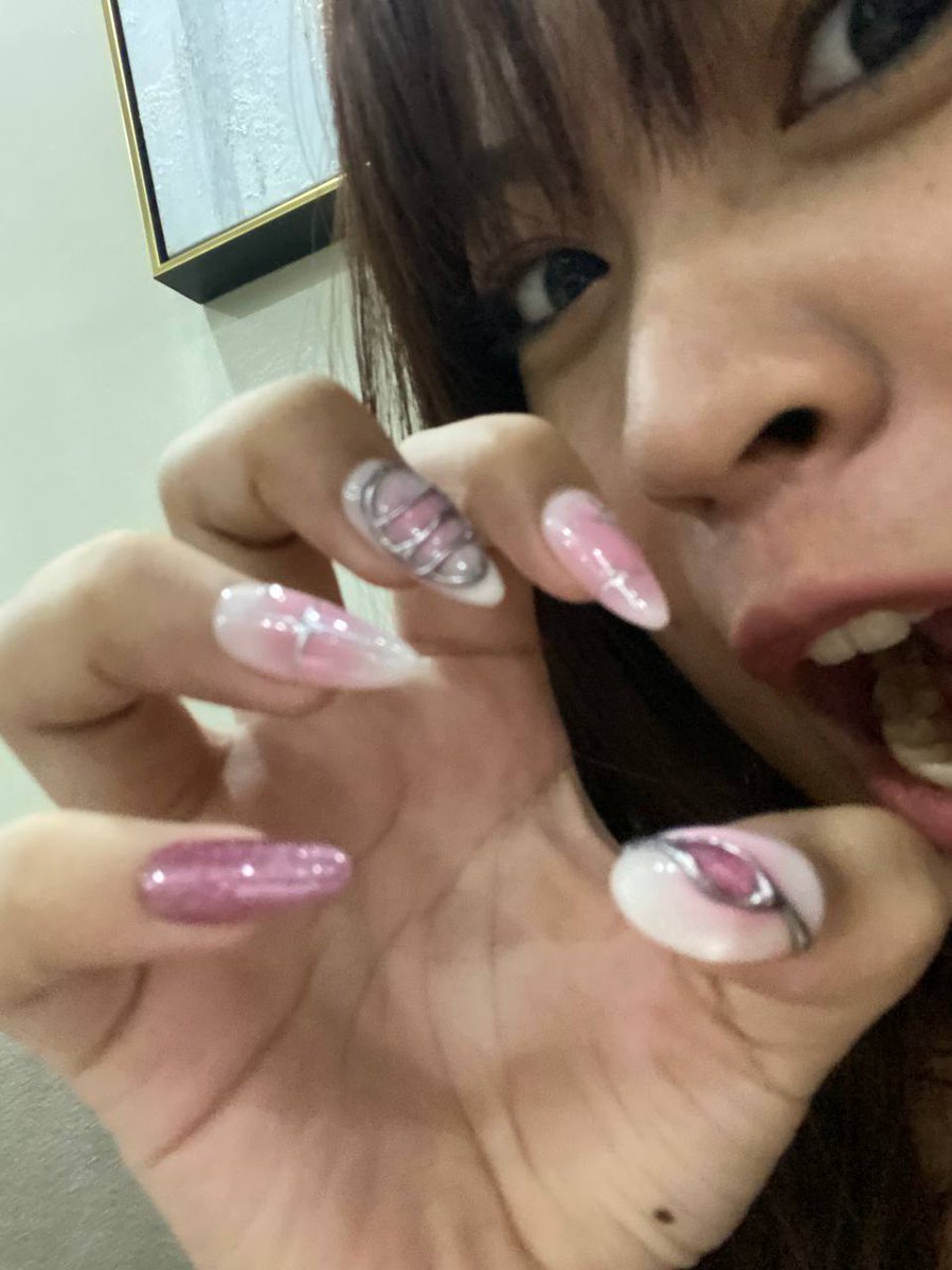 xocerises's tweet photo. Cute way to flex my nailsssss 💅🏻 https://t.co/bT5QsDdOdb